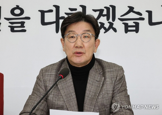 권성동 국민의힘 대표 권한대행 겸 원내대표(가운데)가 29일 국회에서 무안공항 여객기 사고와 관련해 행정안전위원회와 국토교통위원회 등 관련 상임위 소속 의원들과 긴급회의를 열고 수습방안 등 논의 결과를 설명하고 있다.[연합뉴스]